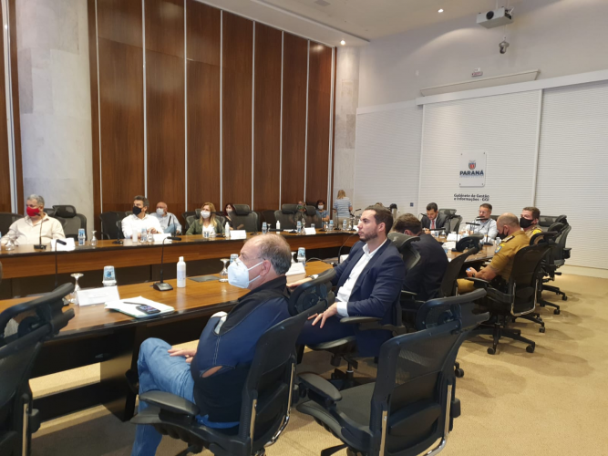 Conselho discutindo matéria