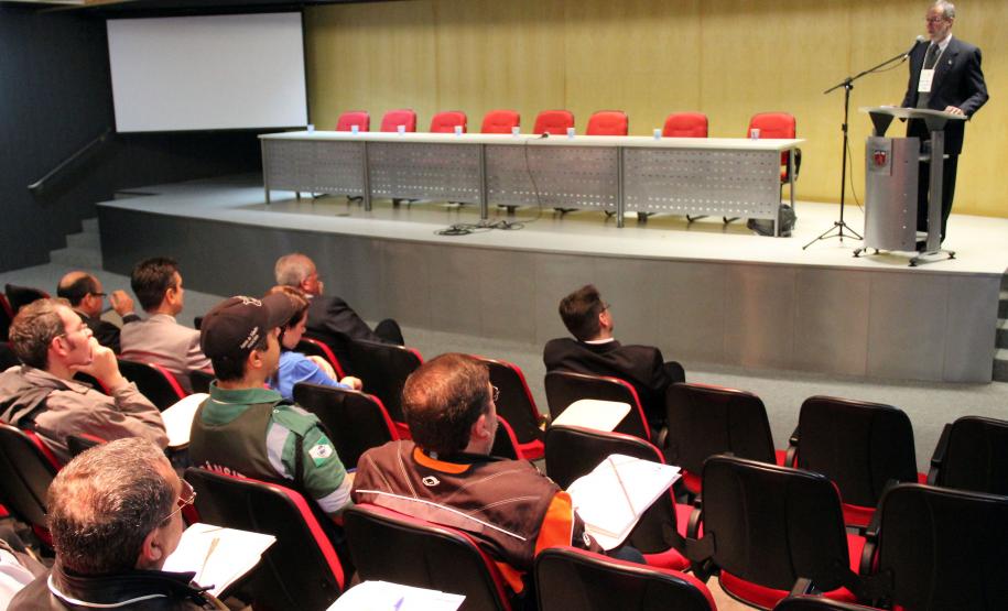 O Conselho Estadual de Trânsito (Cetran), em parceria com o Departamento de Trânsito do Paraná (Detran), promoveu nesta terça-feira (29), em Curitiba, o primeiro Encontro Paranaense de Autoridades de Trânsito. Na foto o vice-presidente do Cetran que também é diretor-geral do Detran Paraná, Marcos Traad. Curitiba, 29/09/2015.Foto: Juliano Pedroso/Detran PR